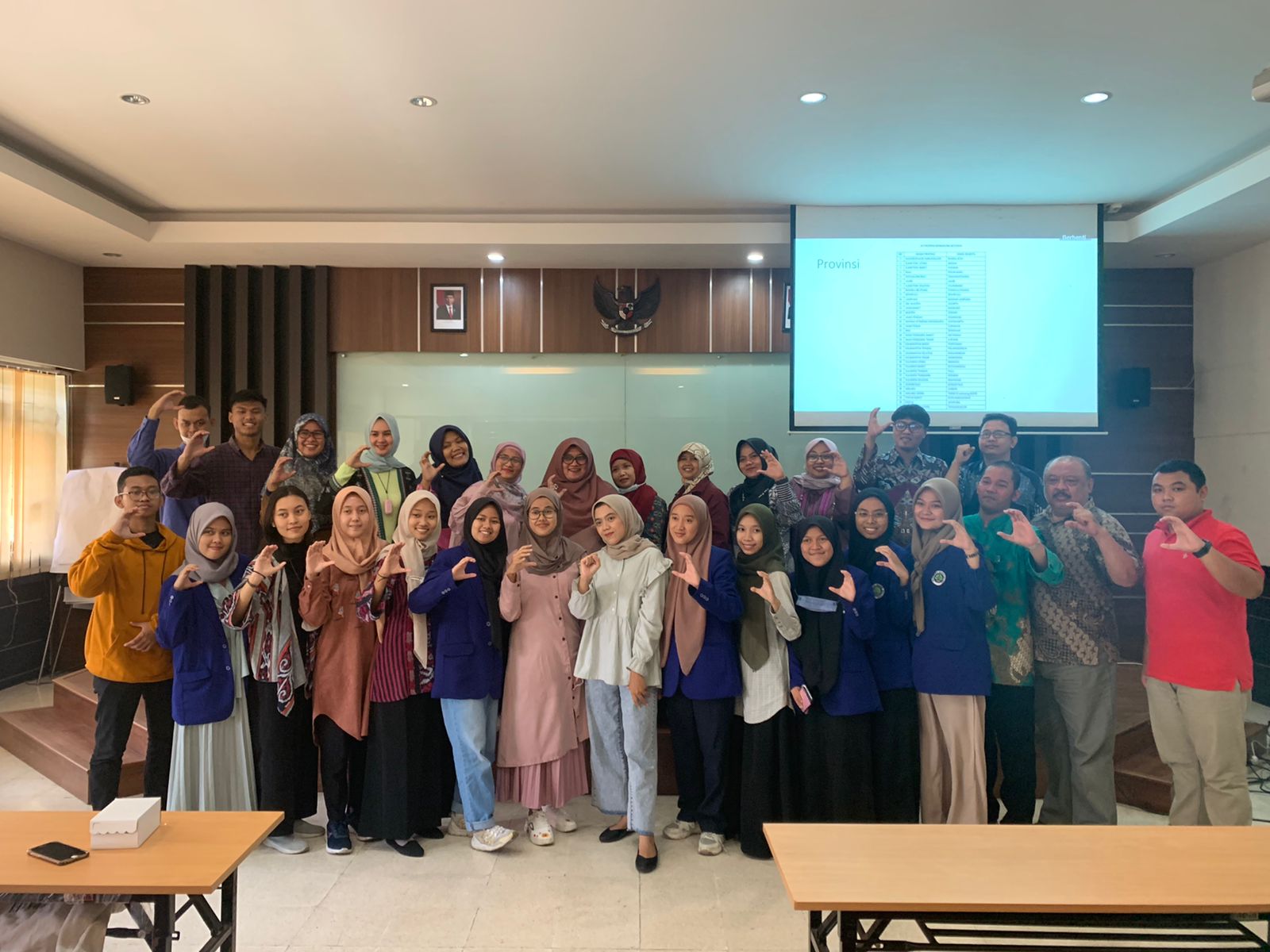 Pelatihan Bahasa Isyarat untuk Civitas Akademika Universitas Negeri Malang